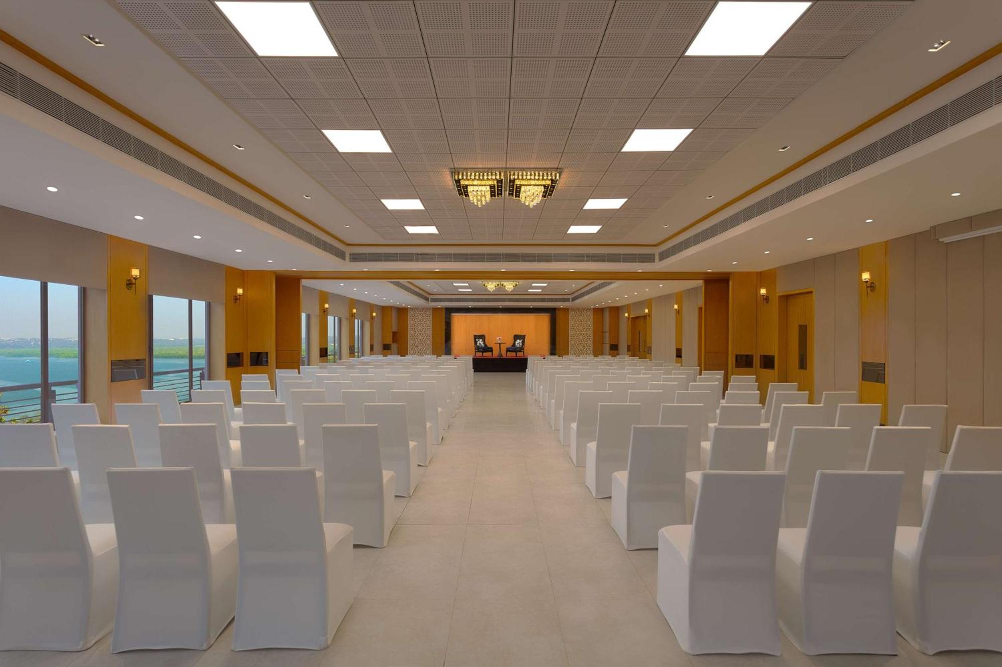 Doubletree By Hilton Goa - Panaji Hotel Bagian luar foto