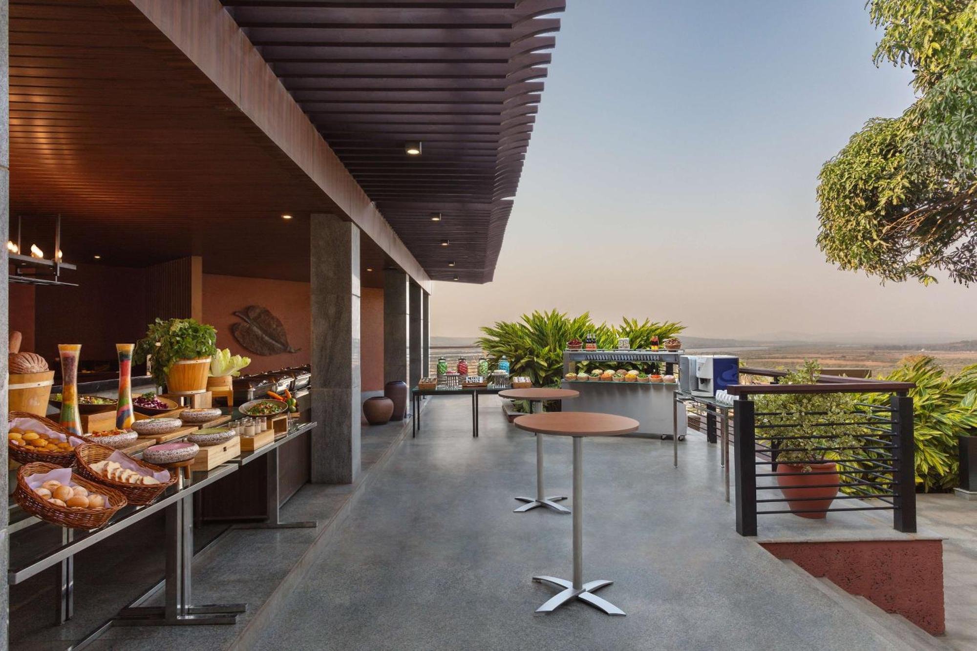 Doubletree By Hilton Goa - Panaji Hotel Bagian luar foto