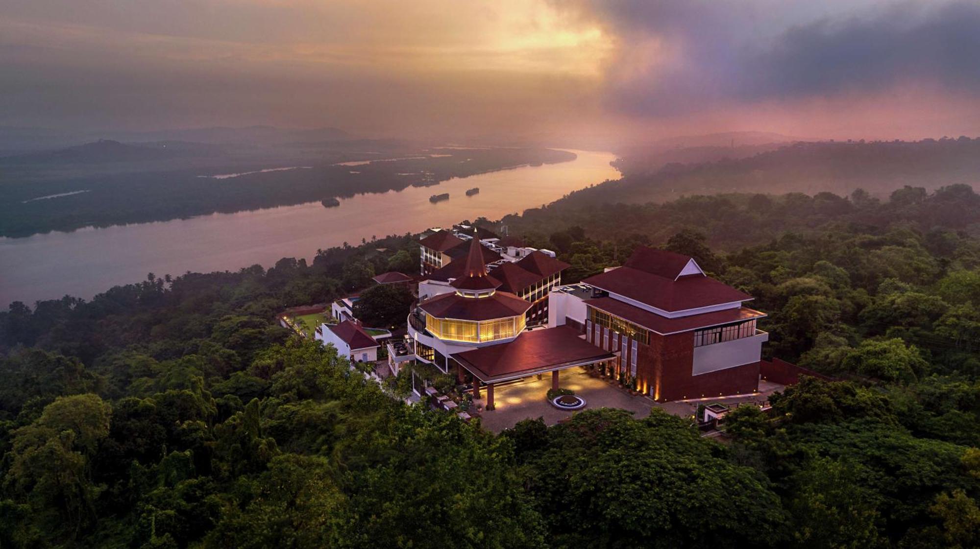 Doubletree By Hilton Goa - Panaji Hotel Bagian luar foto