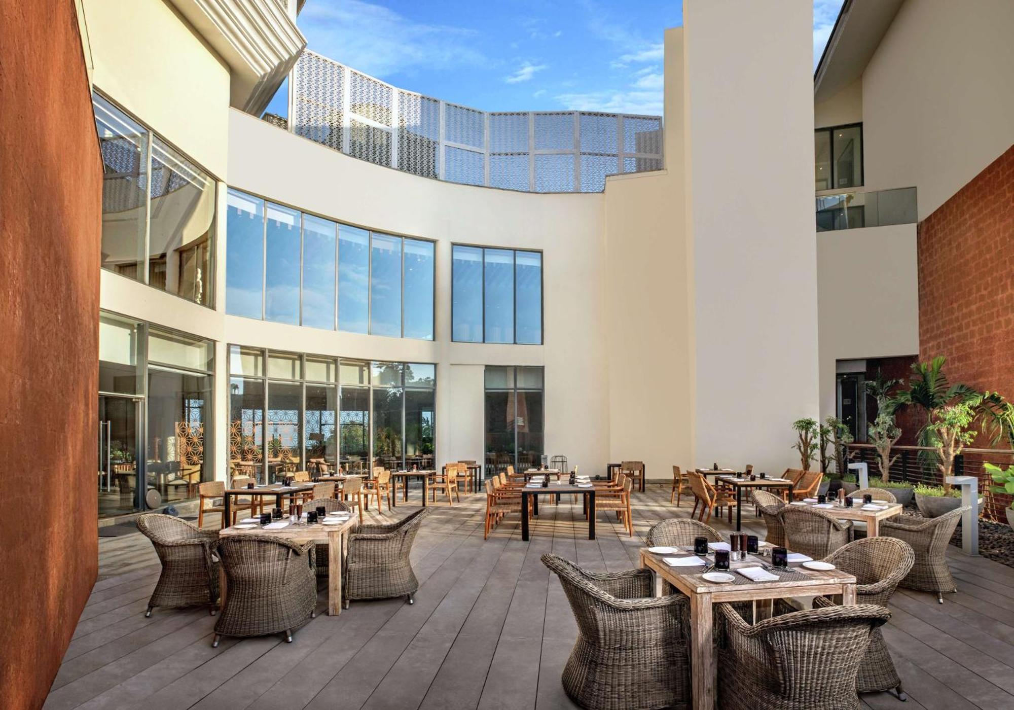 Doubletree By Hilton Goa - Panaji Hotel Bagian luar foto